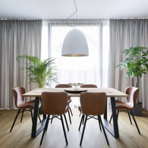 Szare zasłony w kolorowym salonie. Projekt Małgorzata Pojęta, Poma Home. Zdjęcia Jakub Dziedzic, Wnętrza Kraków