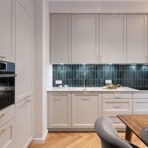 Elegancka biała kuchnia w bloku. Projekt i zdjęcia: Projekty i Realizacje Wnętrz KODO