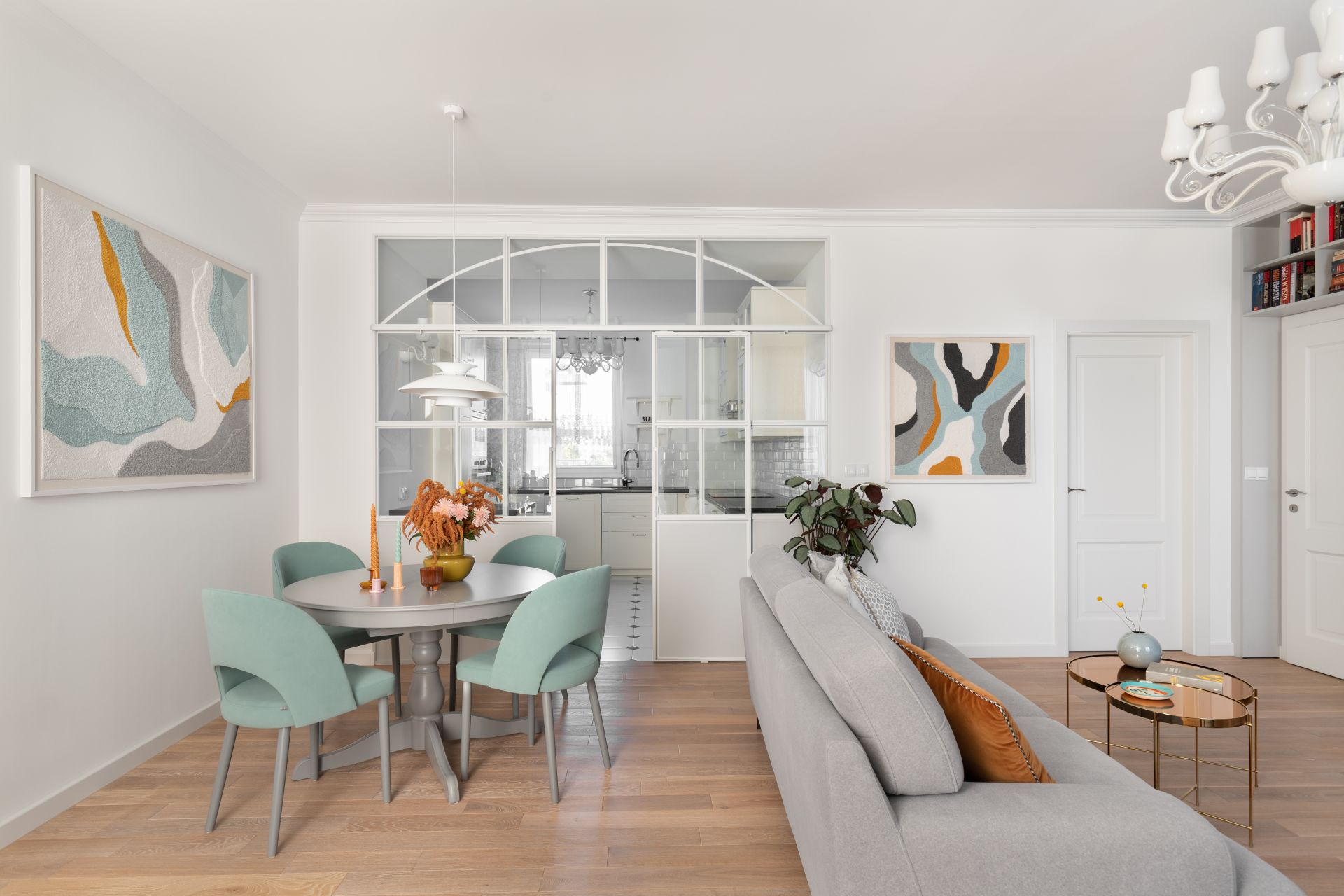 Przytulna kuchnia w bloku - za przeszkleniem. Projekt Ola Dąbrówka, GOOD VIBES Interiors. Zdjęcia Mikołaj Dąbrowski