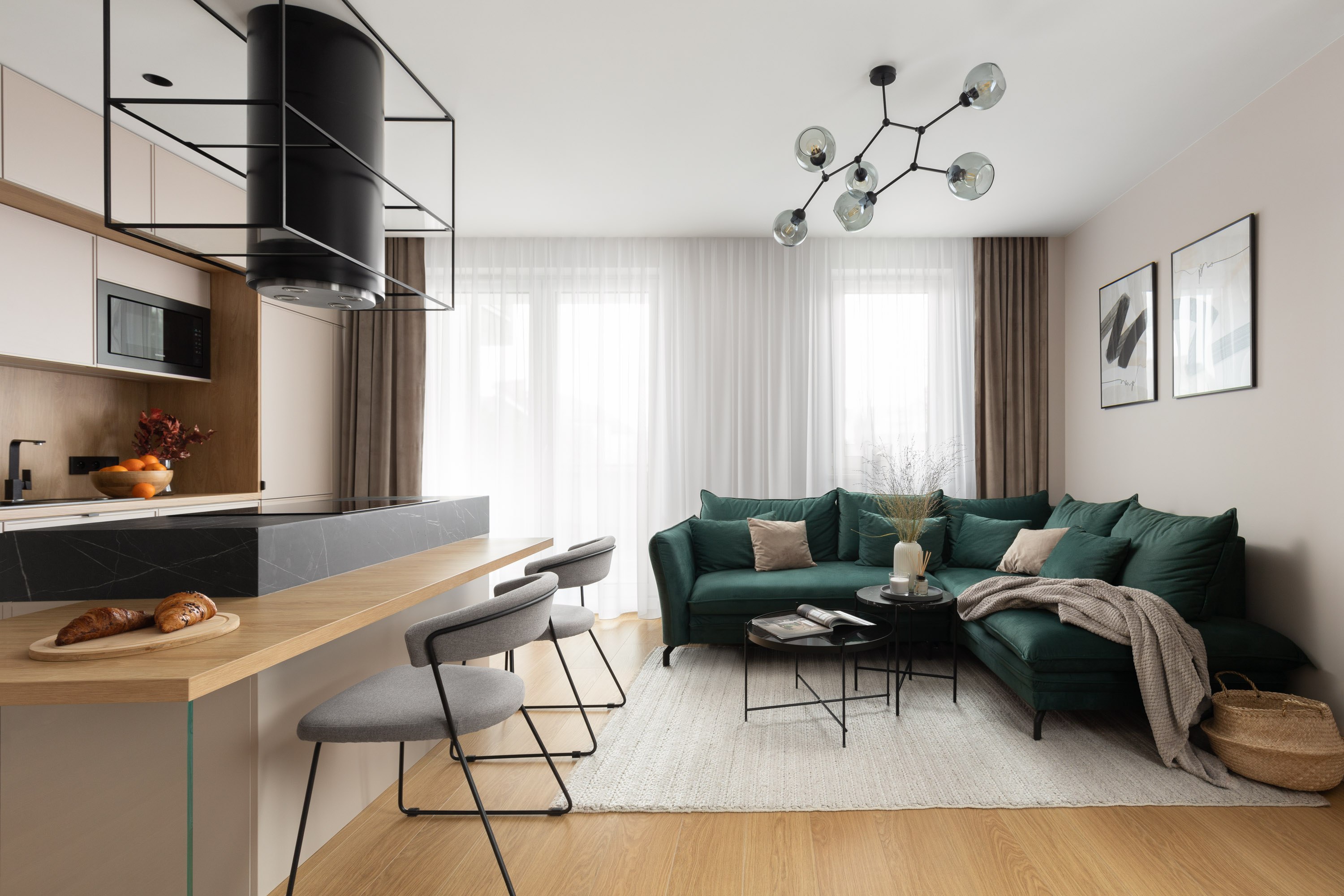 Dwupokojowe mieszkanie. Salon z kuchnią w jasnych kolorach i drewnie, nowoczesna sypialnia. Projekt Karolina Poniatowska, KOKA pracownia. Fot. Mikołaj Dąbrowski