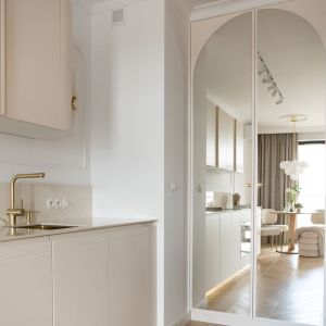 27-metrowa kawalerka. Projekt wnętrza: Sobkowiak Architektura. Zdjęcia: Wiktoria Wasiak. Stylizacja do zdjęć: Agata Sobkowiak / Sobkowiak Architektura