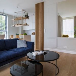 Drewniane lamele pasują do elementów zastosowanych w kuchni oraz w salonie. Projekt wnętrza: Natalia Teixeira, Kasia Beresińska, pracowania TK Architekci. Fot. TK Architekci