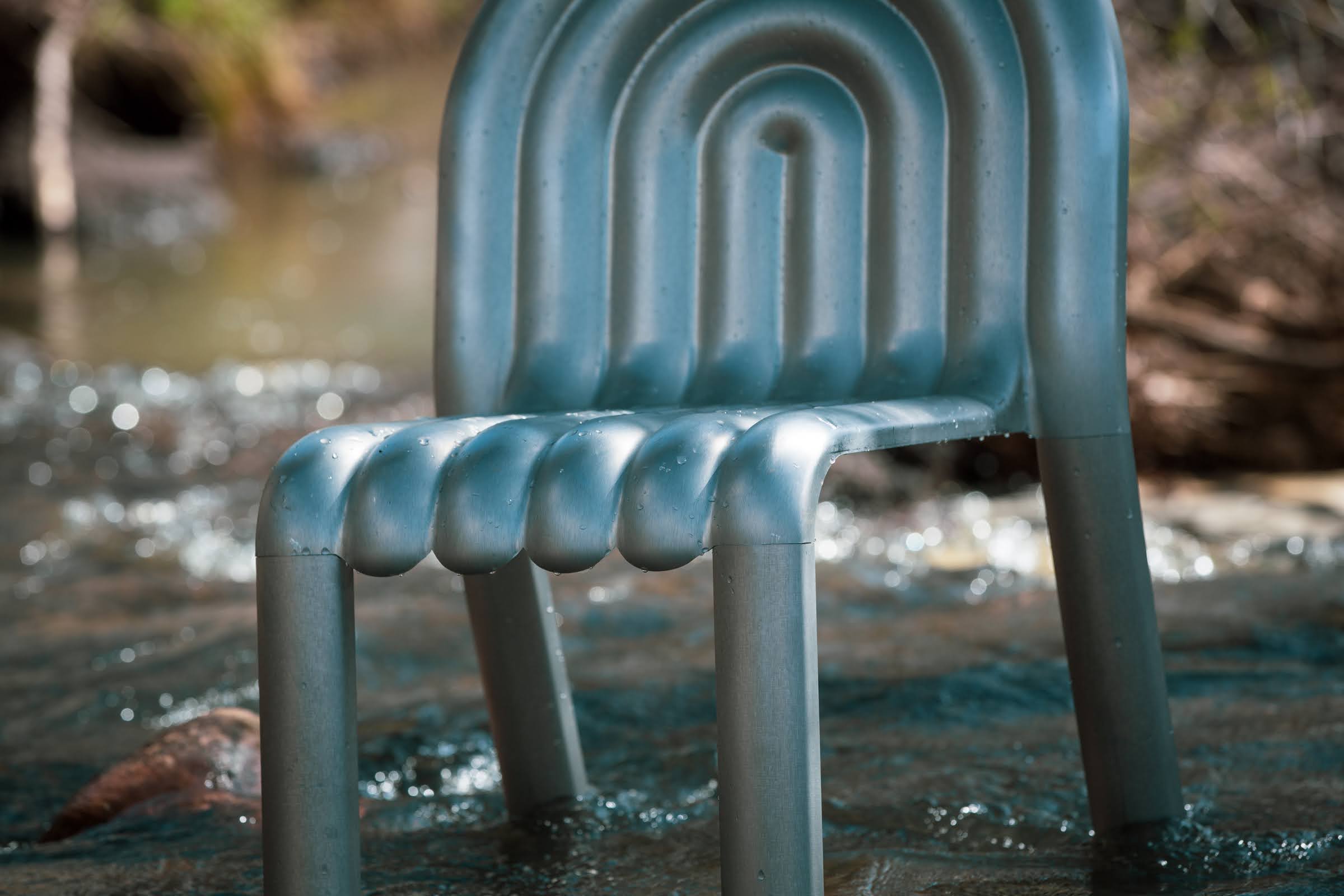 Krzesło Hydro - projekt Toma Dixona wykonany z anodowanego aluminium. Fot. mat. prasowe Hydro