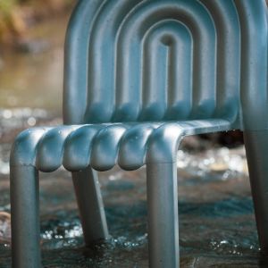 Krzesło Hydro - projekt Toma Dixona wykonany z anodowanego aluminium. Fot. mat. prasowe Hydro