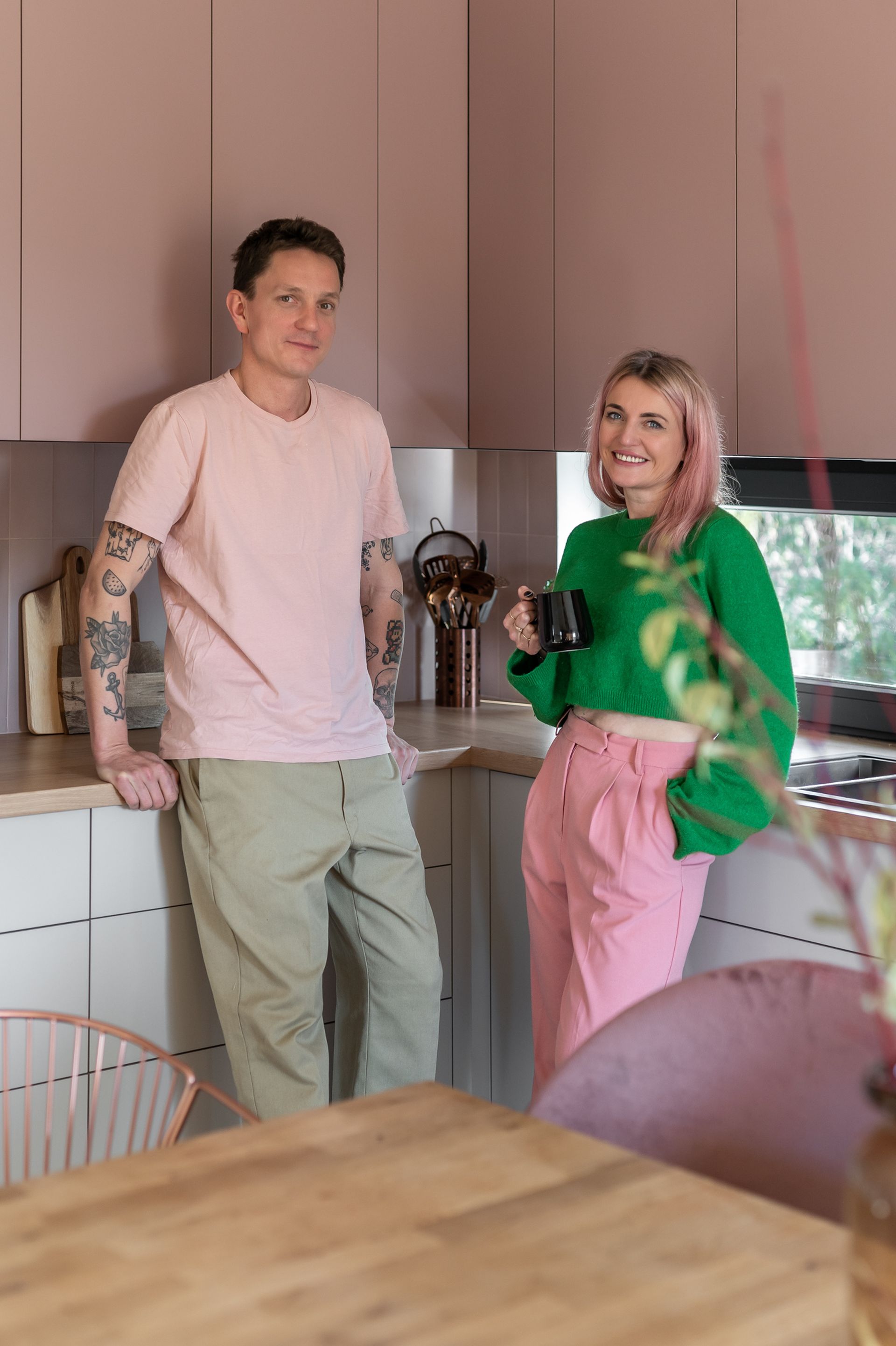 Dom pełen kolorów - tak mieszka projektantka wnętrz i jej rodzina. Projekt: Marta Meresinska, Studio Niebyle. Zdjęcia: Natalia Kaczmarek, Inkadr
