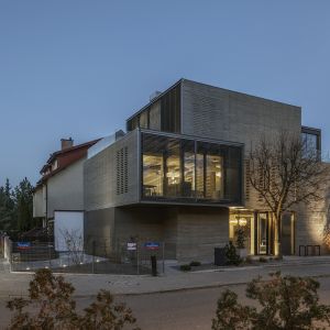 Elewacja budynku pokryta szarą, cementową cegłą nawiązuje do charakteru dawnej zabudowy Mokotowa. Projekt dom: 77STUDIO architektury. Fot. Yassen Hristov
