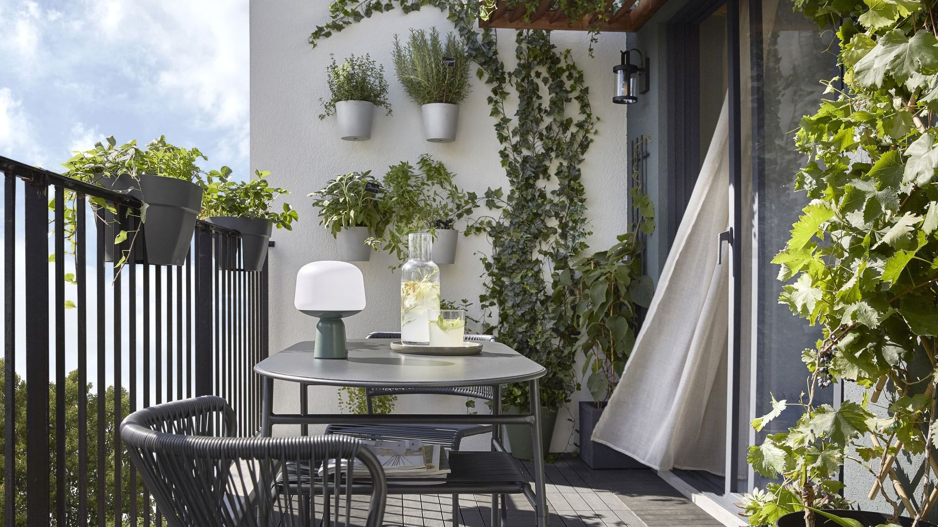 Wiosenny balkon w mieście: 10 pomysłów w nowoczesnym stylu