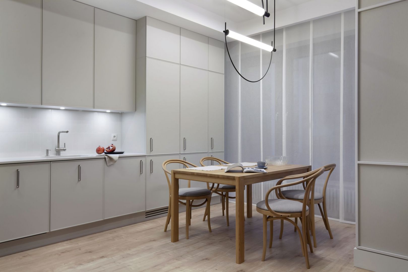 W kuchni połączonej z jadalnią i salonem króluje kolor biały. Projekt wnętrza i zdjęcie: KODO Projekty i Realizacje Wnętrz
