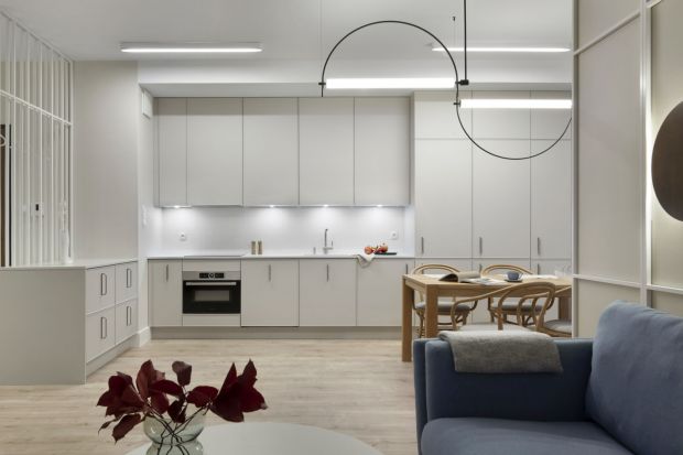 Mieszkanie o powierzchni 69,72 m² znajduje się na nowym osiedlu w Gdańsku. Wnętrze jest eleganckie i nowoczesne, jasne i przytulne z designerską nutą. Jasne kolory pięknie łączą się tu z akcentami zgaszonego błękitu, stali i odcieniami drewna