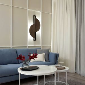 W salonie znajduje się kanapa w niebieskim kolorze. Projekt wnętrza i zdjęcie: KODO Projekty i Realizacje Wnętrz