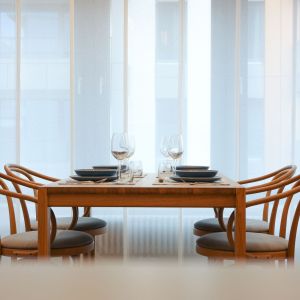 Drewniany stół i krzesła w jadalni. Projekt wnętrza i zdjęcie: KODO Projekty i Realizacje Wnętrz