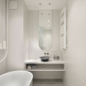 Łazienka z wanną i prysznicem urządzona wygodnie i nowocześnie. Projekt wnętrza i zdjęcie: KODO Projekty i Realizacje Wnętrz