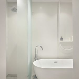 Łazienka z wanną i prysznicem urządzona wygodnie i nowocześnie. Projekt wnętrza i zdjęcie: KODO Projekty i Realizacje Wnętrz