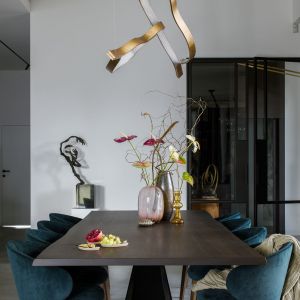 Stół ma pokaźne rozmiary, gdyż drobniejsze modele ginęły w tak rozległej otwartej przestrzeni. Projekt wnętrza: Marta Drzymała Mum Studio. Stylizacja: Agnieszka Możdżer. Fot. Yassen Hristov