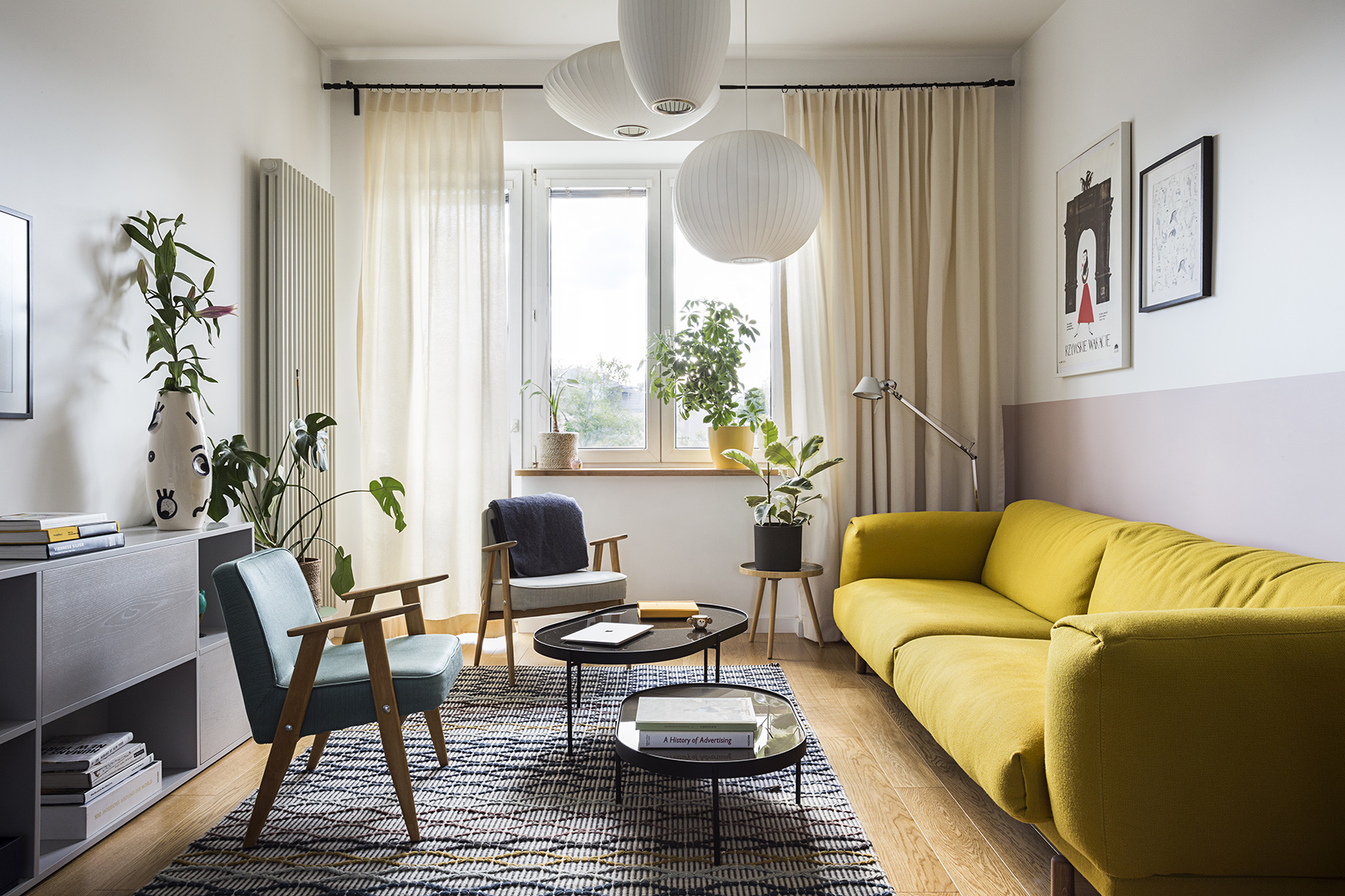 Kolorowe mieszkanie w stylu scandi retro. Projekt Olga Guz, pracownia Nasze Nowe. Fot. Martyna Rudnicka