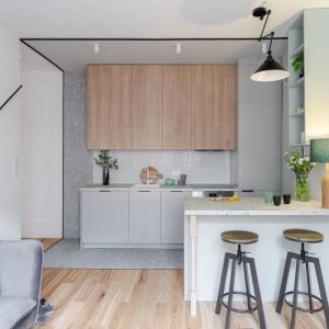 Mozaika na ścianie w kuchni i szare meble z drewnem. Projekt wnętrza: latreDesign. Fot. Bernadetta Kuczyńska