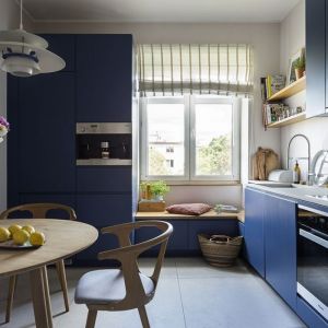 Farba na ścianie nad blatem w kuchni i niebieskie meble. Projekt wnętrza: Olga Guz, pracownia Nasze Nowe. Fot. Martyna Rudnicka