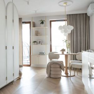 Spiek kwarcowy na ścianie nad blatem w kuchni i jasne meble. Projekt wnętrza: Sobkowiak Architektura. Fot. Wiktoria Wasiak. Stylizacja do zdjęć: Agata Sobkowiak / Sobkowiak Architektura
