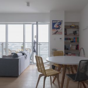 Duże okna sprawiają, że wnętrze jest jasne i dobrze doświetlone. Projekt wnętrza: monarchia.design. Fot. Emilia Schudy, Małgorzata Zbierska, Paweł Lesiczka