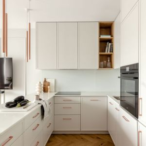 Biała kuchnia w kształcie litery U. Projekt: One Design. Fot. Aleksandra Dermont