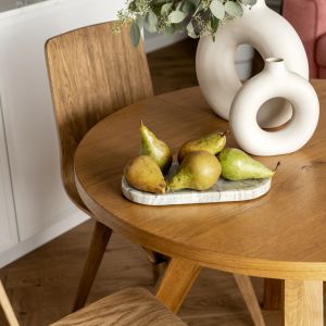 Drewniany stół i krzesła w jadalni. Projekt: One Design. Fot. Aleksandra Dermont