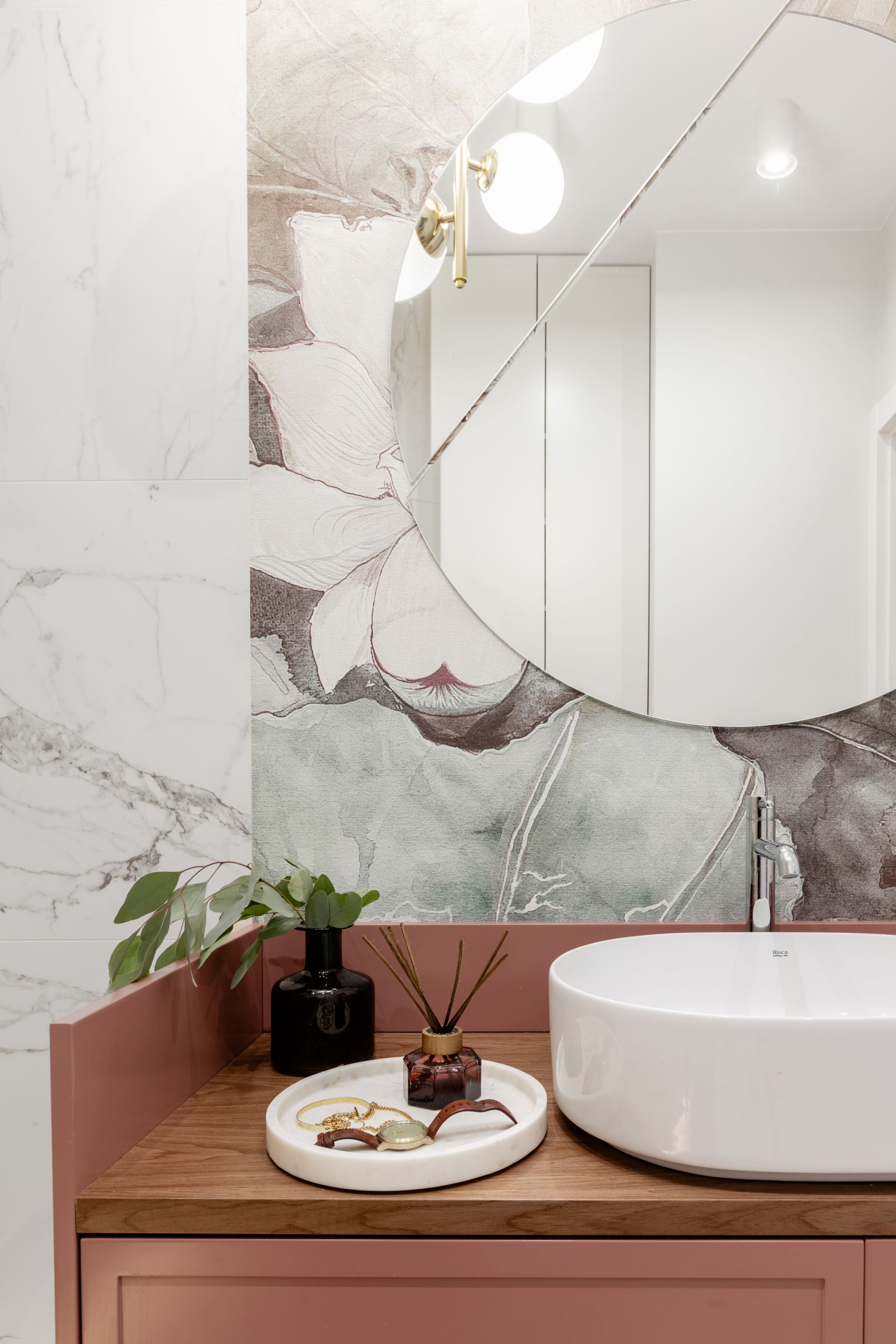 Główna łazienka z tapetą nad umywalką. Projekt: One Design. Fot. Aleksandra Dermont