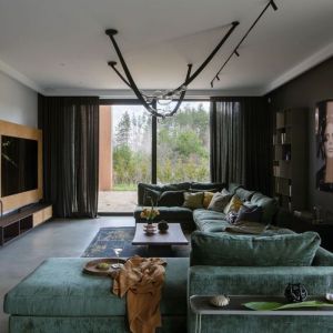 Ciemny brązowy kolor i obraz na ścianie za kanapą w salonie. Projekt wnętrza: Marta Drzymała Mum Studio. Stylizacja: Agnieszka Możdżer. Fot. Yassen Hristov