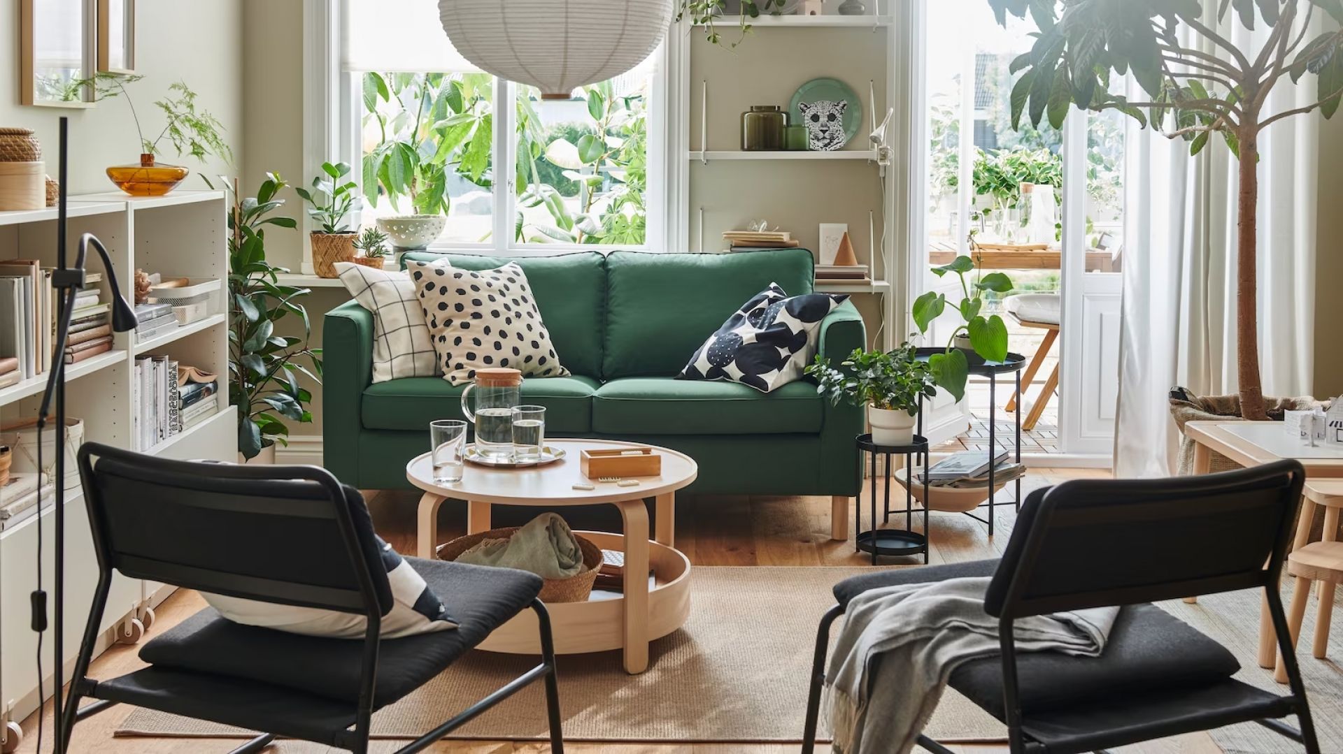 Zielona sofa w salonie: trzy pomysły ze sklepu. Super!