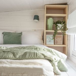 Sypialnia na antresoli. Projekt wnętrz: Eliza Ziemińska-Żak, Nasze Nowe. Współpraca i wykonanie: Tiny Smart House Polska. Zdjęcia: Marta Behling, Pion Poziom