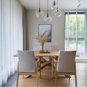 Drewno i kolor biały w nowoczesnej kuchni z jadalnią. Projekt wnętrza: Natalia Teixeira, Kasia Beresińska, pracowania TK Architekci. Fot. TK Architekci