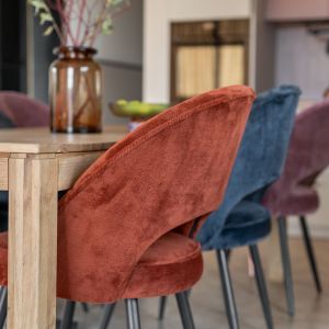 Stół i kolorowe krzesła w salonie z kuchnią. Projekt Marta Meresinska, Studio Niebyle. Zdjęcia Natalia Kaczmarek, Inkadr