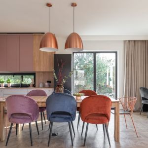 Stół i kolorowe krzesła w salonie z kuchnią. Projekt Marta Meresinska, Studio Niebyle. Zdjęcia Natalia Kaczmarek, Inkadr