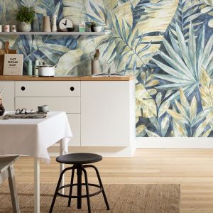 Tapeta z roślinnym wzorem na ścianie w kuchni. Fot. Castorama