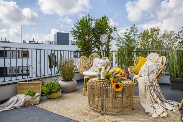 Jak  urządzić mały balkon w bloku? Jak oddzielić się od sąsiadów i wybrać meble, dodatki, oświetlenie? Wybraliśmy zdjęcia 25 pięknych i modnych balkonów. Zobacz nasze inspiracje na balkon w mieście w 2023 roku!