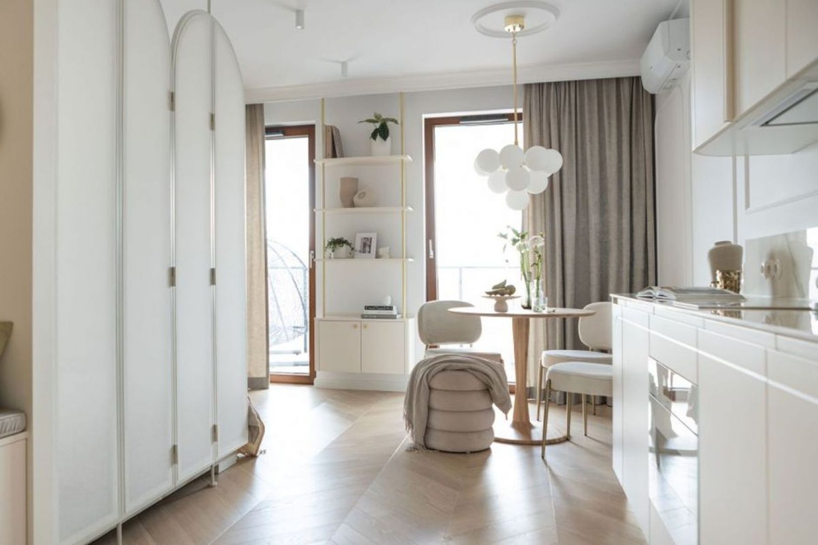Mieszkanie o powierzchni 27 m² z małą kuchnią w jasnych kolorach. Projekt wnętrza: Sobkowiak Architektura. Fot. Wiktoria Wasiak. Stylizacja: Agata Sobkowiak / Sobkowiak Architektura