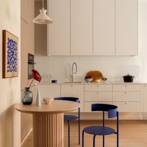 Mieszkanie o powierzchni 38 m² z małą kuchnią z jadalnią i salonem. Projekt wnętrza: Katarzyna Sosińska. Fot. MoodAuthors