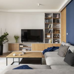 W części wypoczynkowej strefy dziennej stoi przepastna sofa narożna, a przy niej spory stolik. Jest na tyle duży, by każda z odpoczywających osób miała dostęp do blatu. Projekt wnętrz: Małgorzata Górska-Niwińska, Pracownia Architektoniczna MGN