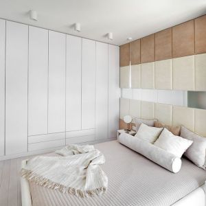 Jasne kolory i szafa w małej sypialni. Projekt wnętrza: Katarzyna Rohde, pracownia Home&Style. Fot. Bernard Białorucki, studio Art Media Factory