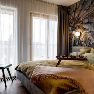 Tapeta z roślinnym wzorem w małej sypialni. Projekt wnętrza: Ewa Tarapata Architekt Wnętrz. Fot. Mateusz Gąska