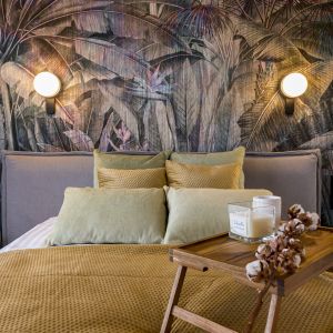 Tapeta z roślinnym wzorem w małej sypialni. Projekt wnętrza: Ewa Tarapata Architekt Wnętrz. Fot. Mateusz Gąska
