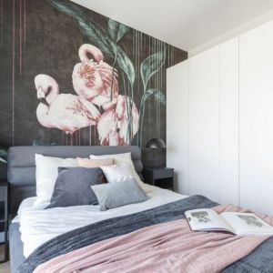 Tapeta strukturalna i biała szafa w małej sypialni. Projekt wnętrza: Olga Nowosad-Szewców, Decoroom. Fot. Pion Poziom