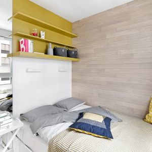 Jedną ścianę w sypialni zdobi drewniana podłoga. Projekt wnętrza: Katarzyna Rohde, pracownia Home&Style. Fot. Bernard Białorucki