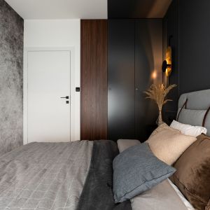 W kolorze antracytu jest w sypialni także część sufitu oraz szafa wnękowa. Projekt wnętrza: Paweł Ślęzak, Architaste. Fot. Dominika Wilk