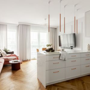 Biała kuchnia w pastelowym mieszkaniu 70 metrów. Projekt One Design. Fot. Aleksandra Dermont