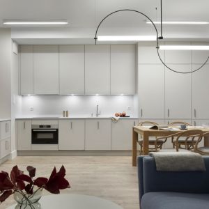 70-metrowe mieszkanie w Gdańsku i nowoczesna biała kuchnia. Projekt wnętrza i zdjęcie KODO Projekty i Realizacje Wnętrz