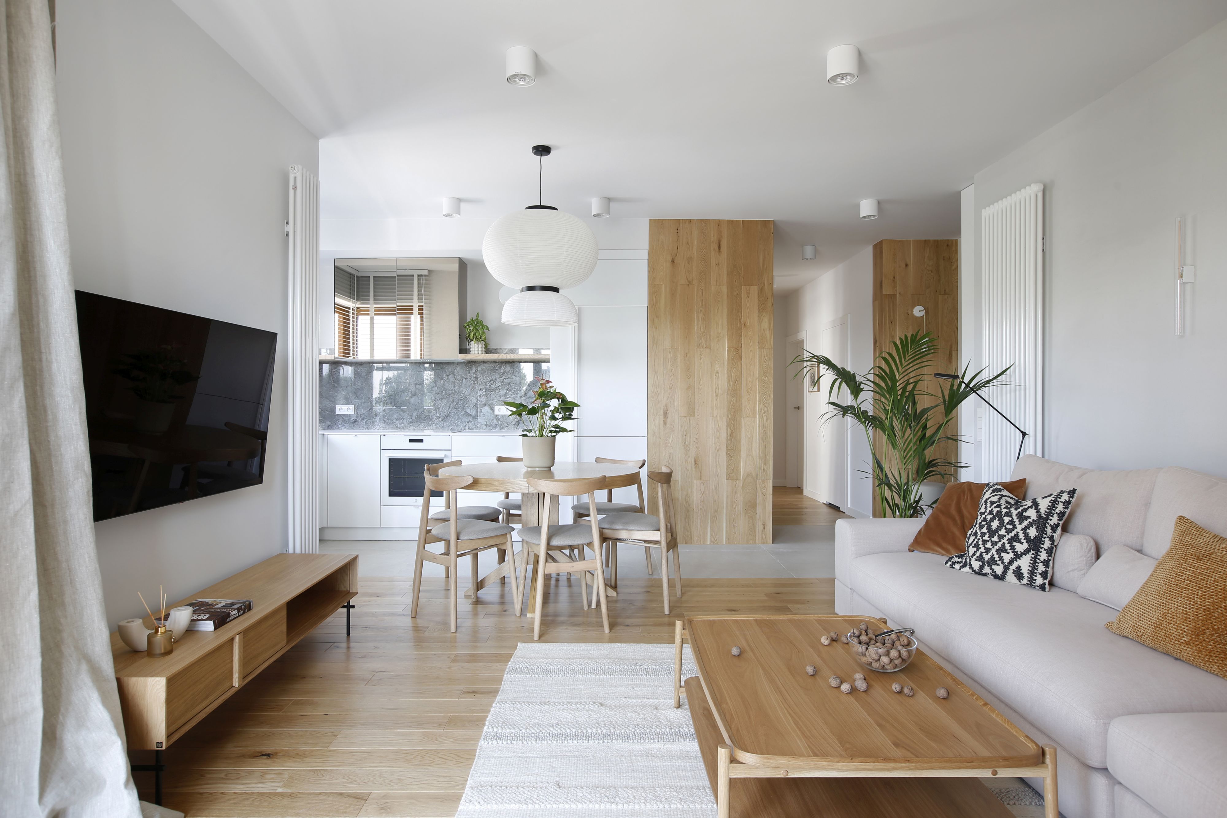 Biała kuchnia w mieszkaniu dla 3-osobowej rodziny. Projekt wnętrza i zdjęcia Iwona Pietras, Miliform