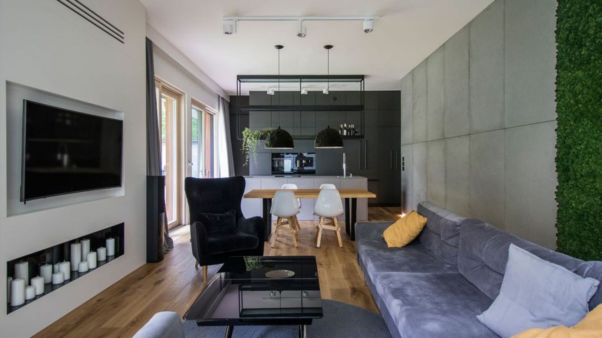 Szary salon w nowoczesnym stylu: mech na ścianie. Projekt wnętrza: Natalia Teixeira, Kasia Beresińska, pracownia TK Architekci. Fot. TK Architekci