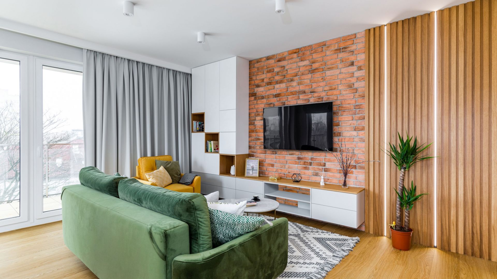 65-metrowe mieszkanie w Warszawie. Zielona kanapa, białe meble. Świetne!