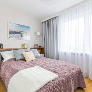 Sypialnia urządzona jest w jasnych kolorach, które optycznie ją powiększają. Projekt wnętrza: Beata Napierała, Modify – Architektura Wnętrz. Fot. Michał Młynarczyk