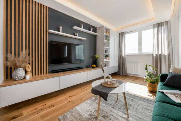 Co jest teraz na topie w aranżacji salonów? Ściana za telewizorem wykończona lamelami. Podoba ci się taki pomysł? W artykule znajdziesz sporo inspiracji i projektów z polskich mieszkań. To jest hot!